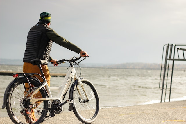 Conseils et astuces pour voyager avec votre vélo électrique, y compris des recommandations sur les accessoires à emporter